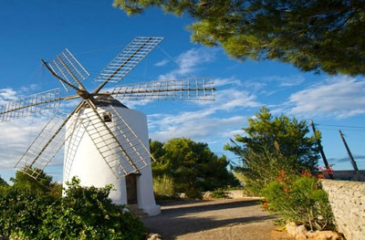 Santa Eulalia del Río, Ibiza: una Ciudad Tranquila y Familiar